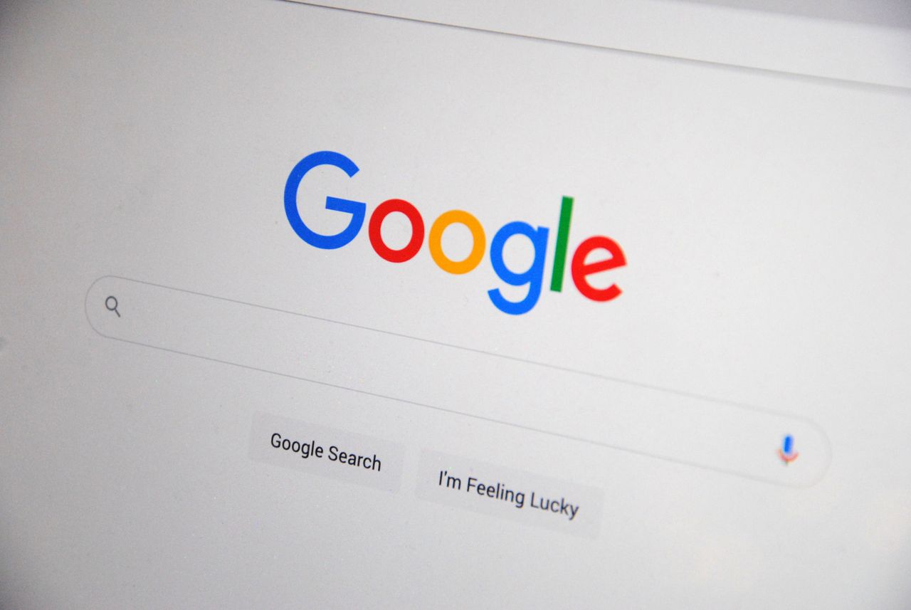 Vue rapprochée de la page d’accueil Google sur un écran affichant les options de recherche.